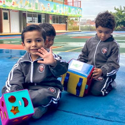 Alumnos de preescolar jugando en patio de Interamericano Irapuato